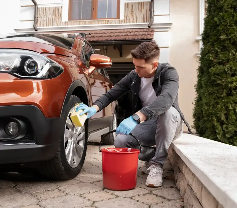 Lavage auto à domicile Machecoul-Saint-Même : professionnel intervenant sur un véhicule